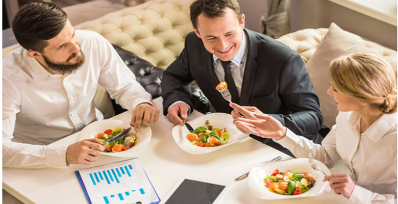 La livraison de plateaux de repas, la solution pour manger sainement au bureau